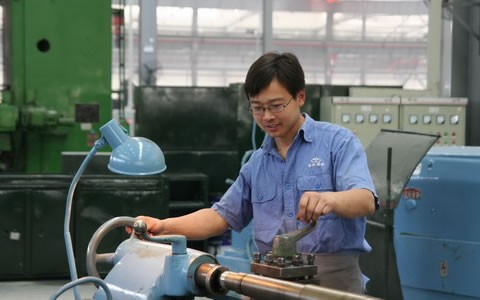 張乃艦在市車工技能（néng）大賽上奪冠